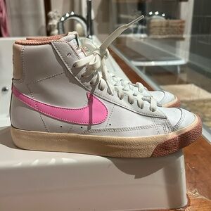 Nike Girls high tops. Excellent condition! Worn only once. Size 5Y
